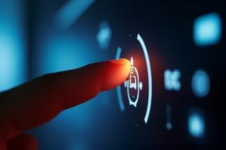 スマートホームデバイスを操作する人の手元